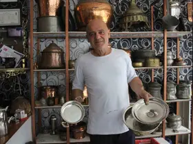 Yılların eskittiği bakırlar 45 yıllık ustanın ellerinde parlıyor
