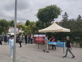 YKS sınavında öğrenci ve ailelere su dağıtıldı