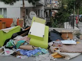 Yol kenarına bırakılan mobilyalar ve atıkların önüne geçilemiyor
