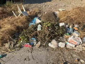 Yol kenarları çöple doldu, mahalleli isyan etti
