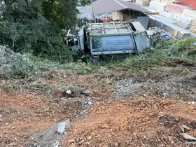 Yol vermek isterken çöp kamyonuyla 10 metrelik şarampole devrildiler: 3 yaralı
