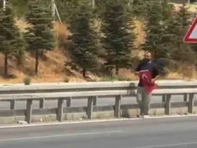 Yola düşen Türk bayrağını yerde bırakmadı
