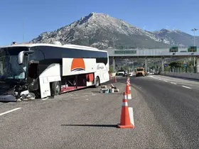 Yolcu otobüsü bariyere çarptı: 5 yaralı
