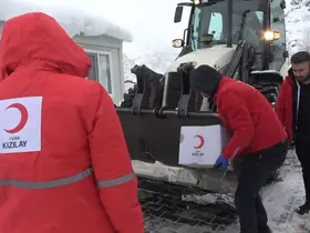 Yolda kalan Kızılay ekibi hasta yatağını kepçeyle ulaştırdı
