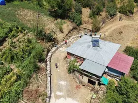 Yolu olmayan yatalak vatandaş için köylü arazisini verdi, belediye yol yaptı
