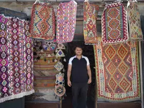 Yörük köylerinden topladığı halı ve kilimleri satarak geçmişi geleceğe taşıyor
