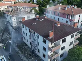 Yüksek riskli olduğu tespit edilen 3 bina belediye ekipleri gözetiminde yıkıldı

