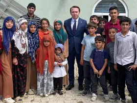 Yüksekova Kaymakamı Hülür, çocukların havuz isteğini geri çevirmedi
