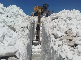 Yüksekova’da 5 metrelik kar tünellerinin bulunduğu bölgede su kanalı çalışması
