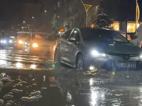 Yüksekova’da caddeler göle döndü, otomobiller adeta suda yüzdü
