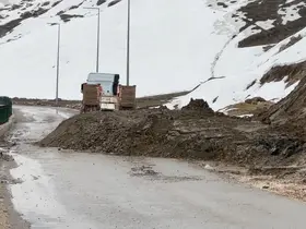 Yüksekova’da heyelan: Pizok yolu 5 gündür tek şerit açık
