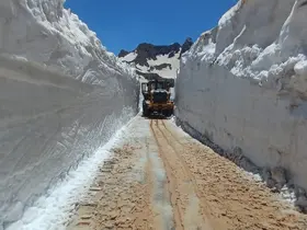 Yüksekova’da temmuz ayına rağmen 5 metrelik kar tünellerinde çalışma
