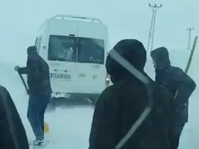 Yüksekova’da tipide yolda mahsur kalan vatandaşlar kurtarıldı
