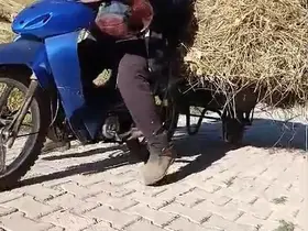 Yüksekovalı vatandaşın pratik zekası: Motosikletin arkasına el arabası bağlayarak üzerinde ot taşıdı
