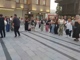 Yunan turistler dev çay bardağının altında yunan ezgileriyle horon oynadı
