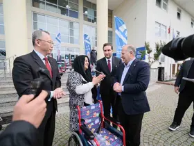Yüreğir Belediyesi engelli bireylere tekerlekli sandalye dağıttı
