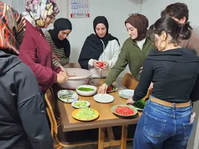 Yurtta kalan üniversiteliler paketli gıda yerine kısır tercih etti
