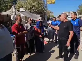 Zabıta müdürü pazarcı esnafını sıraya dizip azarladı
