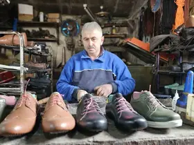 Zonguldak’ın son ayakkabı imalatçısı 26 yıllık atölyesinde teknolojiyle yarışıyor
