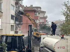Zonguldak’ta çatlaklar nedeniyle boşaltılan 5 katlı binanın yıkımı başladı
