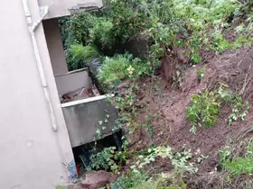 Zonguldak’ta heyelan: Evin bahçesi kaydı, balkon zarar gördü
