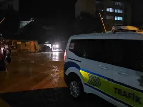 Zonguldak’ta heyelan park halindeki araçlara zarar verdi
