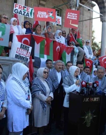 AK Partili kadınlar Gazze için el ele tutuştu