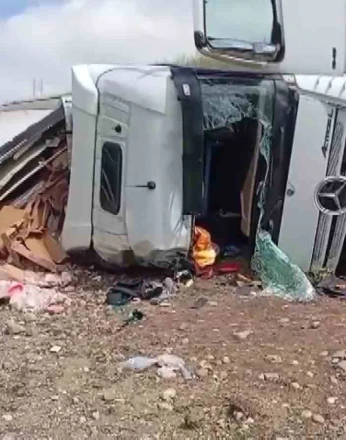 Amasya’da tavuk eti yüklü tır şarampole uçtu: 2 yaralı