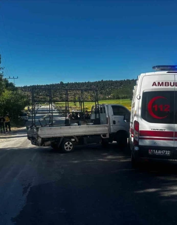 Ambulans ile kamyonetin çarpıştığı kaza korkuttu