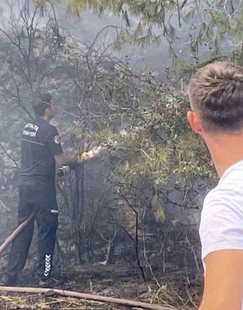 Antalya’da ormanlık alandaki yangın büyümeden söndürüldü