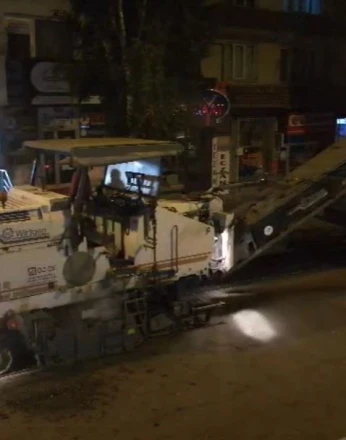 Belediye ekipleri yeni asfalt için eski asfaltı söküyor 