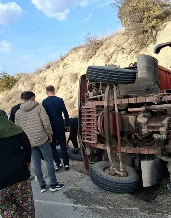 Burdur’da yük kamyonu devrildi: 1 yaralı