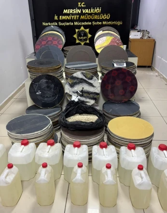 Duvar saatlerinden 48 kilodan fazla uyuşturucu çıktı: 4 tutuklama
