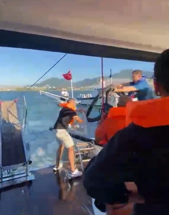 İzmir’de denizde korku dolu anlar: Su alan teknedeki 6 yolcu kurtarıldı