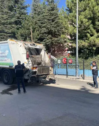 Karaman’da çöp kamyonundan düşen 2 işçi yaralandı: Kaza anı kameraya yansıdı