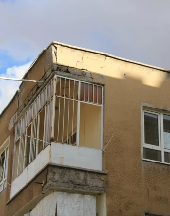 Kayseri'de 3 katlı bina yıkılma tehlikesi nedeniyle boşaltıldı