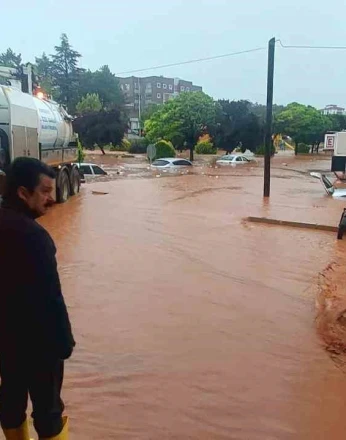 Kırşehir’de sağanak yağış sele dönüştü