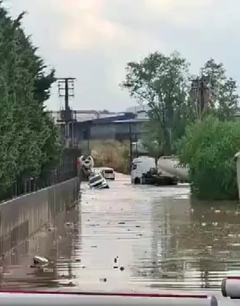 Kocaeli’yi sağanak vurdu: Araçlar mahsur kaldı