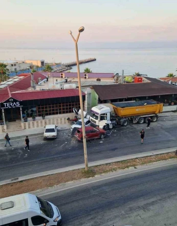 Kontrolden çıkan kamyon, park halindeki araçları biçti