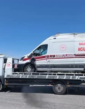Niğde’de ambulans ile otomobil çarpıştı: 3’ü sağlık çalışanı 5 yaralı