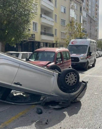 Ortalığın savaş alanına döndüğü kaza kamerada: 1 yaralı