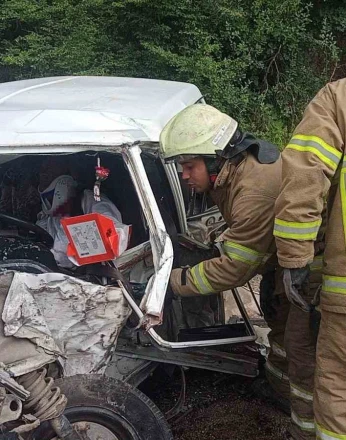 Otomobil tıra çarptı: 1’i ağır 3 yaralı