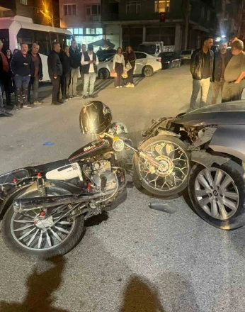 Otomobilin motosikletle çarpıştığı kaza güvenlik kamerasında