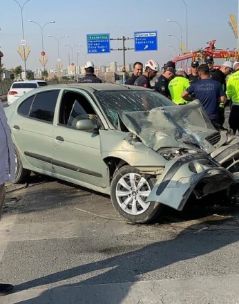 Refüjü aşan otomobil araçların arasına daldı: 3'ü ağır 5 yaralı