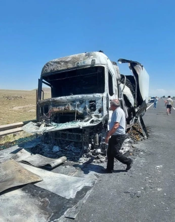 Seyir halindeki sebze yüklü tır yandı