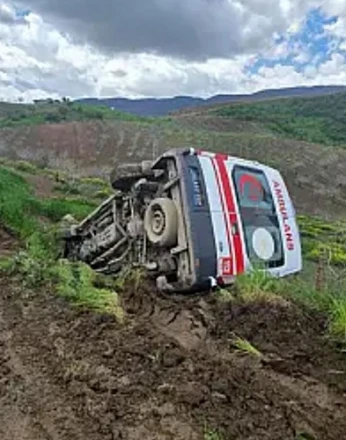 Siirt’te ambulans şarampole devrildi: 3 sağlık personeli yaralandı