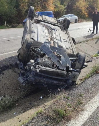 Takla atan otomobilden 2 kişi yaralı kurtuldu