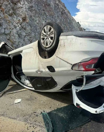 Takla atıp refüje giren otomobilde 4 kişi yaralandı