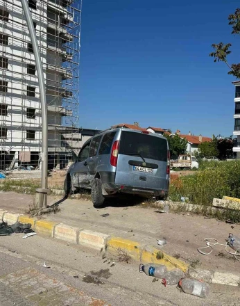 Uşak’ta park halindeki araca çarpan otomobil kazaya neden oldu: 4 yaralı