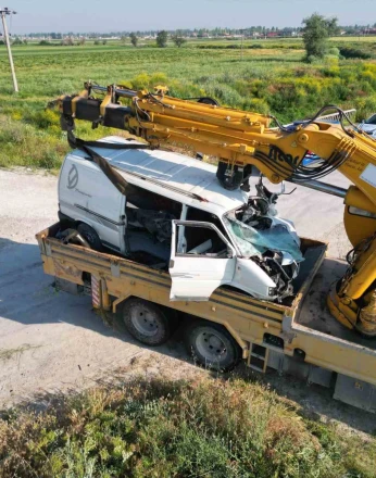 Yolcu treni hemzemin geçitte sıkışan kamyoneti yaklaşık 200 metre sürükledi